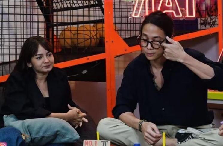 Dikta lamar Enzy Storia di atas panggung. (Youtube/KuyEntertainment)