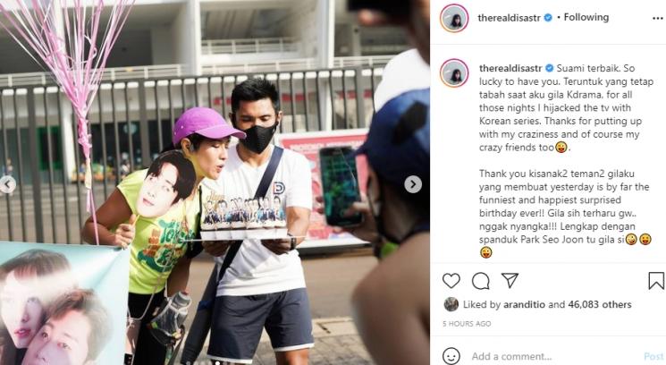 Dian Sastrowardoyo dan Suami (Instagram/@therealdisastr)