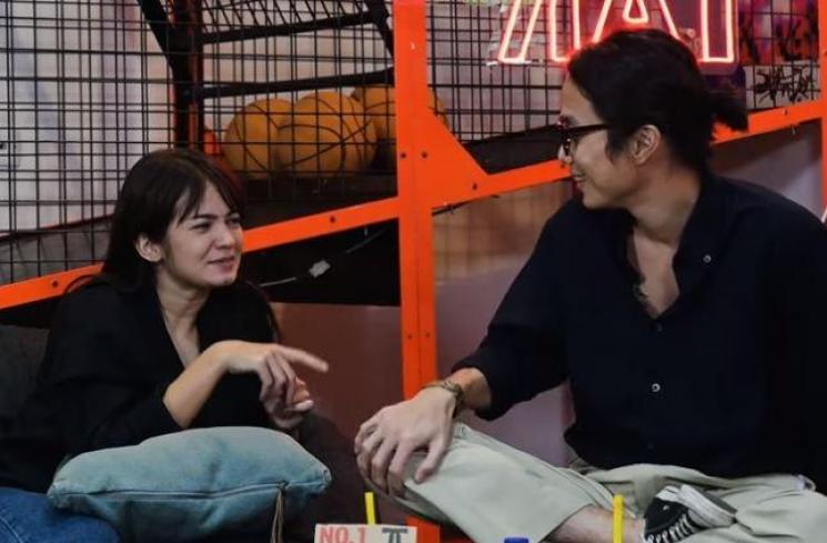 Dikta lamar Enzy Storia di atas panggung. (Youtube/KuyEntertainment)
