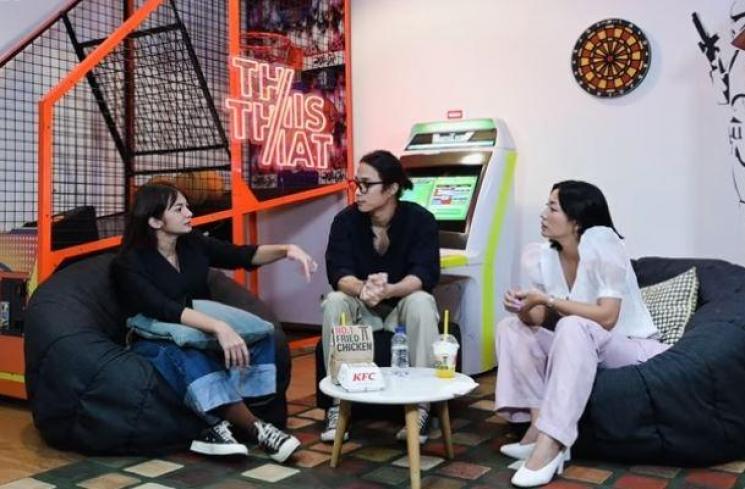 Dikta lamar Enzy Storia di atas panggung. (Youtube/KuyEntertainment)