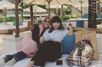 Liburan Bareng Eva Belisima, Rohimah Bahagia Dirangkul Pria Tampan
