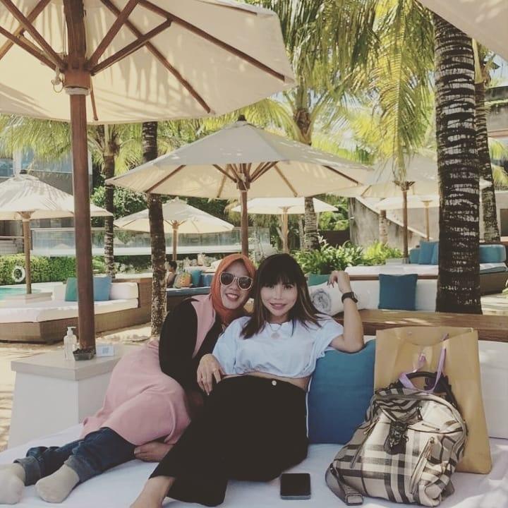 Eva Belisima nongkrong di Bali bareng Rochimah (Instagram.com)