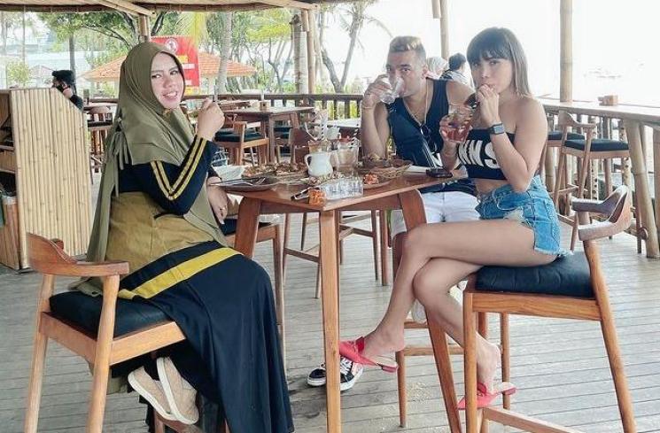Rochimah - Eva Belisima liburan bareng. (Instagram/@evabelisima_official)