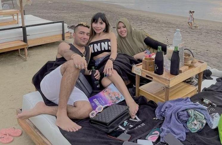 Rochimah - Eva Belisima liburan bareng. (Instagram/@evabelisima_official)