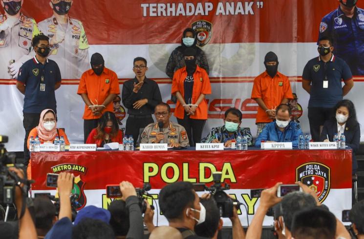Cynthiara Alona saat akan dibawa kembali ke dalam rutan usai rilis kasus prostitusi online di Polda Metro Jaya, Jakarta Selatan, Jumat, (19/3/2021). [MataMata.com/Alfian Winanto]