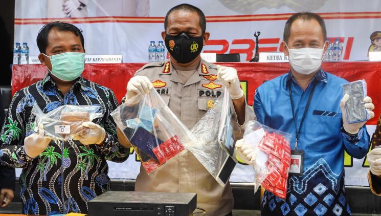 Cynthiara Alona saat akan dibawa kembali ke dalam rutan usai rilis kasus prostitusi online di Polda Metro Jaya, Jakarta Selatan, Jumat, (19/3/2021). [MataMata.com/Alfian Winanto]