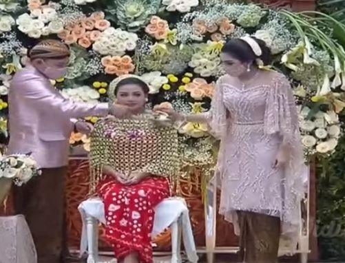 Momen siraman Aurel Hermansyah. (Vidio/RCTI)