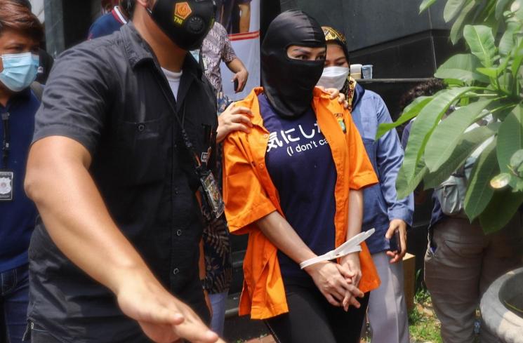 Cynthiara Alona saat akan dibawa kembali ke dalam rutan usai rilis kasus prostitusi online di Polda Metro Jaya, Jakarta Selatan, Jumat, (19/3/2021). [MataMata.com/Alfian Winanto]