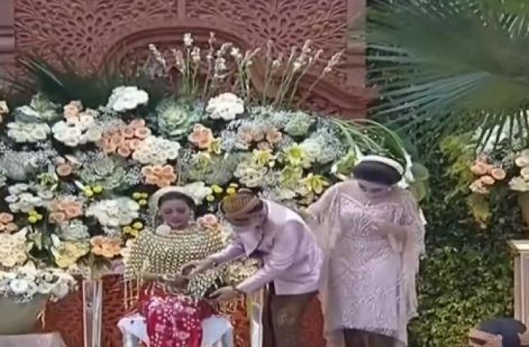 Momen siraman Aurel Hermansyah. (Vidio/RCTI)