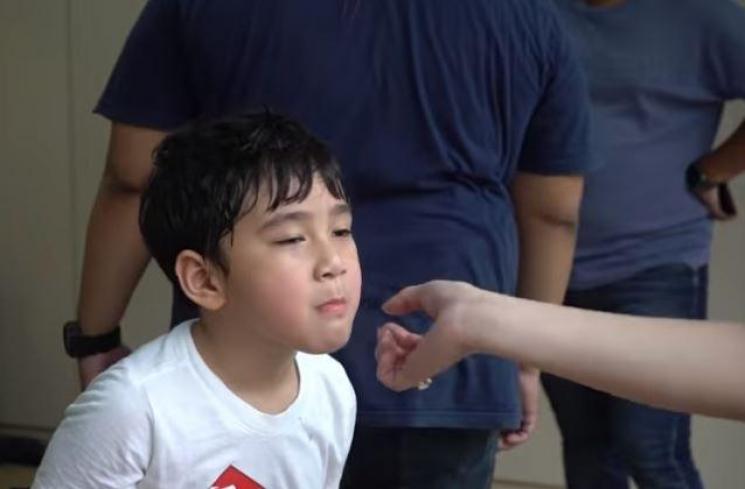 Rafathar pertama kali makan lele. (Youtube/RANSEntertainment)