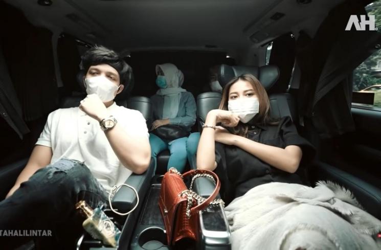 Atta Halilintar dan Aurel Hermansyah ke dokter kandungan. (YouTube/Atta Halilintar)