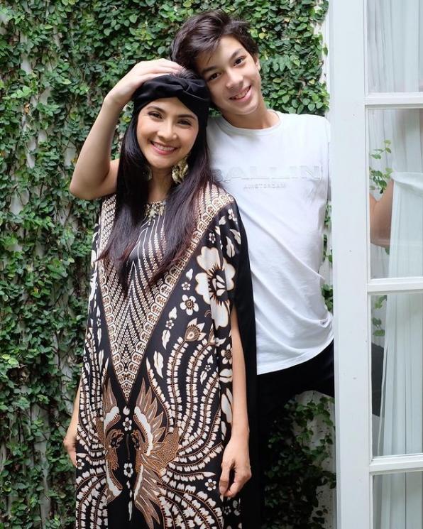 Maudy Koesnaedi dan putranya (Instagram/@maudykoesnaedi)