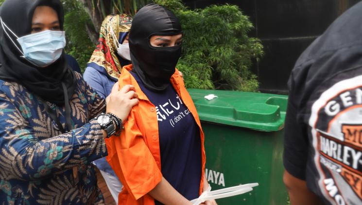 Cynthiara Alona saat akan dibawa kembali ke dalam rutan usai rilis kasus prostitusi online di Polda Metro Jaya, Jakarta Selatan, Jumat, (19/3/2021). [MataMata.com/Alfian Winanto]