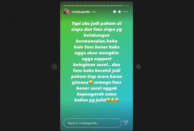 Asisten Ashanty, Vindyka Giselle, menjawab kritik netizen perihal busana pengajian Aurel Hermansyah. (Instagram/vindykagiselle)