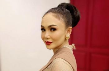 Cantiknya Yuni Shara Pakai Dress Mini Bulu Angsa, Kakinya Malah Disorot