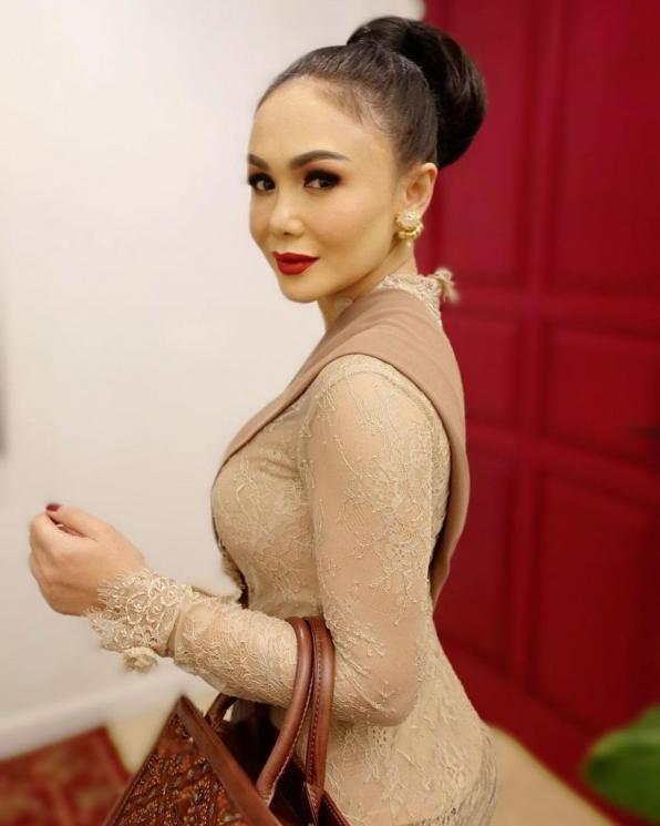 Yuni Shara di acara siraman Aurel Hermansyah. (Instagram/yunishara36)