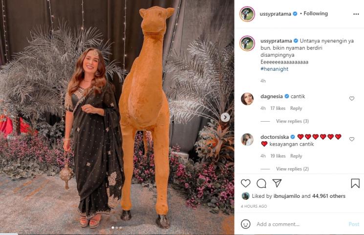 Ussy Sulistiawaty Hadir ke Acara Henna Night Aurel Hermansyah. (Instagram/@ussypratama)