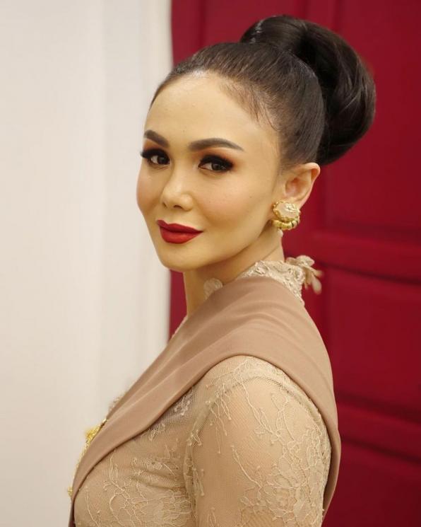 Yuni Shara di acara siraman Aurel Hermansyah. (Instagram/yunishara36)