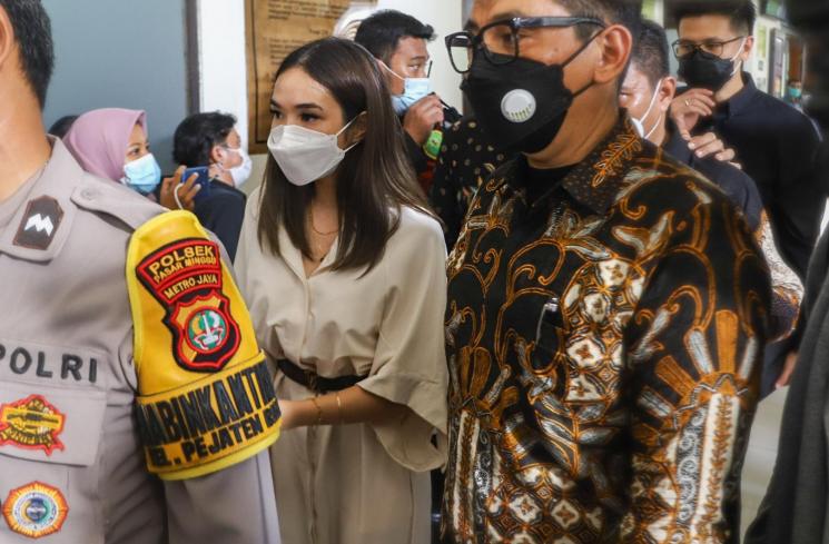 Penyanyi Gisella Anastasia memberi pernyataan kepada awak media usai menjadi saksi di sidang lanjutan penyebar video asusila dirinya dan Michael Yukinobu De Fretes di Pengadilan Negeri Jakarta Selatan, Selasa (23/3/2021). (Matamata.com/Alfian Winanto)