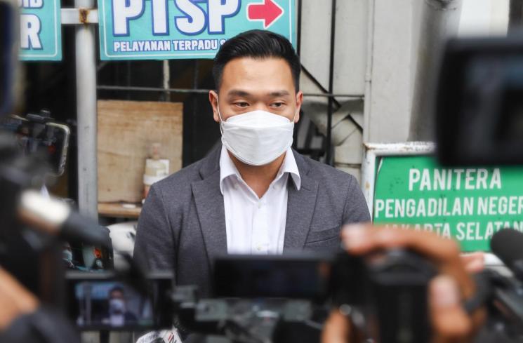 Michael Yukinobu De Fretes usai menjadi saksi sidang lanjutan penyebar video asusila dirinya dan Gisella Anastasia di Pengadilan Negeri Jakarta Selatan, Selasa (23/3/2021). (Matamata.com/Alfian Winanto)