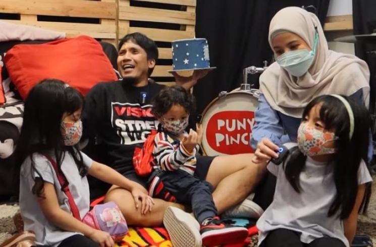 Keluarga Desta Mahendra dan Natasha Rizky (Youtube.com)