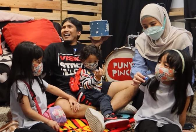 Keluarga Desta Mahendra dan Natasha Rizky (Youtube.com)