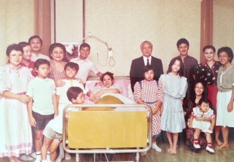 Foto lawas Prabowo Subianto bersama keluarga Cendana saat Didiet lahir. [Instagram]