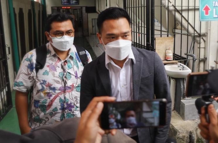 Michael Yukinobu De Fretes usai menjadi saksi sidang lanjutan penyebar video asusila dirinya dan Gisella Anastasia di Pengadilan Negeri Jakarta Selatan, Selasa (23/3/2021). (Matamata.com/Alfian Winanto)