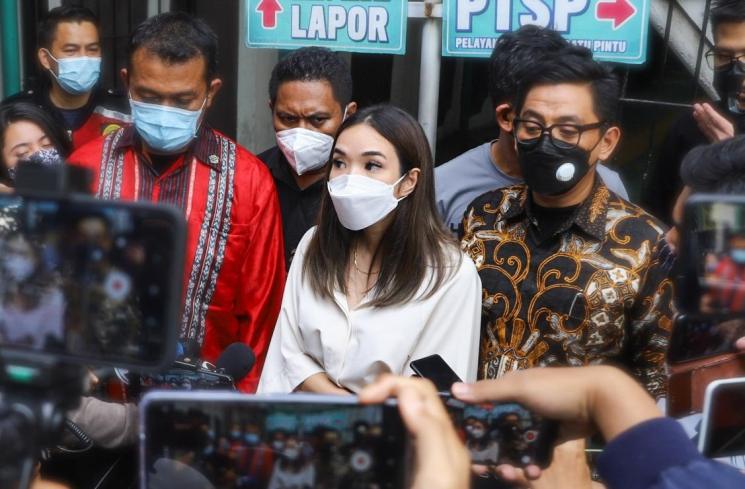Penyanyi Gisella Anastasia memberi pernyataan kepada awak media usai menjadi saksi di sidang lanjutan penyebar video asusila dirinya dan Michael Yukinobu De Fretes di Pengadilan Negeri Jakarta Selatan, Selasa (23/3/2021). (Matamata.com/Alfian Winanto)