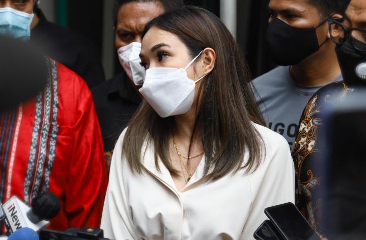 Penyanyi Gisella Anastasia memberi pernyataan kepada awak media usai menjadi saksi di sidang lanjutan penyebar video asusila dirinya dan Michael Yukinobu De Fretes di Pengadilan Negeri Jakarta Selatan, Selasa (23/3/2021). (Matamata.com/Alfian Winanto)