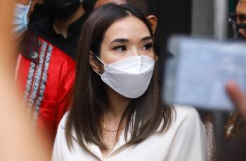 Penyanyi Gisella Anastasia memberi pernyataan kepada awak media usai menjadi saksi di sidang lanjutan penyebar video asusila dirinya dan Michael Yukinobu De Fretes di Pengadilan Negeri Jakarta Selatan, Selasa (23/3/2021). (Matamata.com/Alfian Winanto)