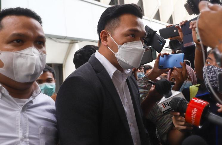 Michael Yukinobu De Fretes usai menjadi saksi sidang lanjutan penyebar video asusila dirinya dan Gisella Anastasia di Pengadilan Negeri Jakarta Selatan, Selasa (23/3/2021). (Matamata.com/Alfian Winanto)
