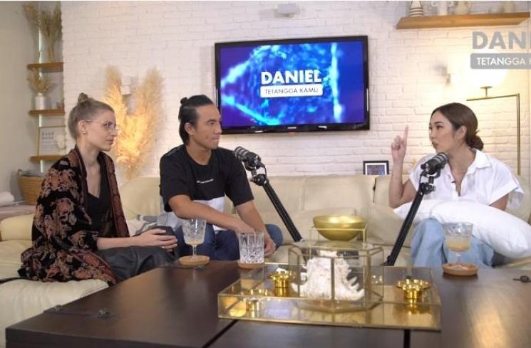 Gisel saat ngobrol bareng Daniel Mananta dan Viola Maria (Youtube.com) 