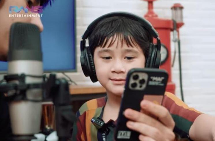 Dimas Ahmad dan Rafathar podcast bareng. (Youtube/RANSEntertainment)