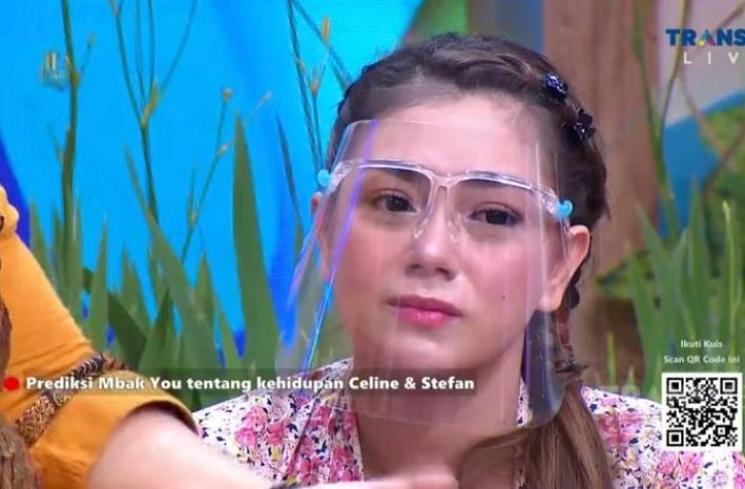Mbak You terawang rumah tangga Celine Evangelista. (Youtube/TransTVOfficial)