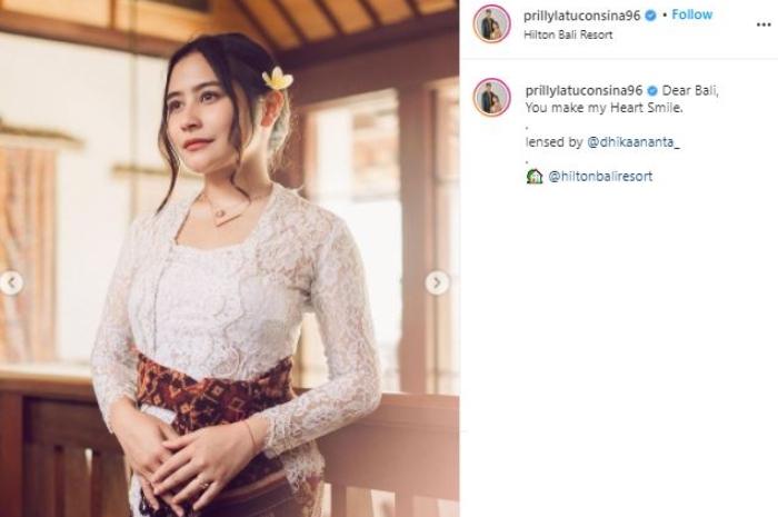 Prilly Latuconsina pakai kebaya Bali. (Instagram/@prillylatuconsina96)