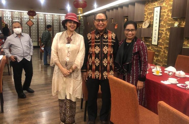 Ayu Azhari bersama Gubernur NTT, Dr Victor Laiskodat dan istri. [dokumentasi pribadi]