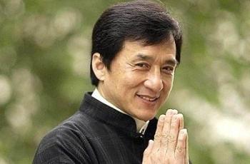 Beredar Video Jackie Chan Menua dan Sulit Berjalan, Netizen Cemas: Kemarin Masih Segar