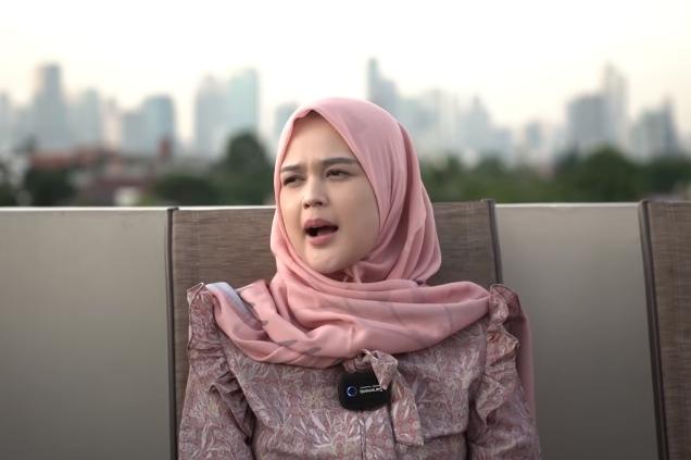 Cut Meyriska pernah tak direstui menikah dengan Roger Danuarta (Youtube.com)