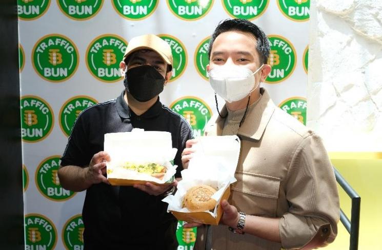 Fadil Jaidi bersama Ronald Simanjuntak selaku perwakilan dari Nikmat Group di kawasan Pasar Baru, Jakarta Pusat, Kamis (25/3/2021). (Matamata.com/Yuliani)