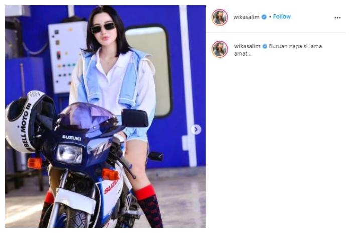 Gaya seksi Wika Salim naik motor mini. (Instagram/@wikasalim)
