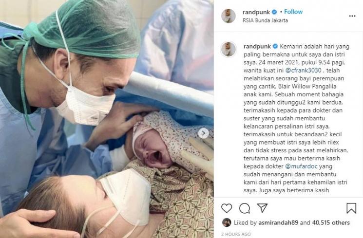 Istri Randy Pangalila melahirkan anak pertama. (Instagram/randpunk)