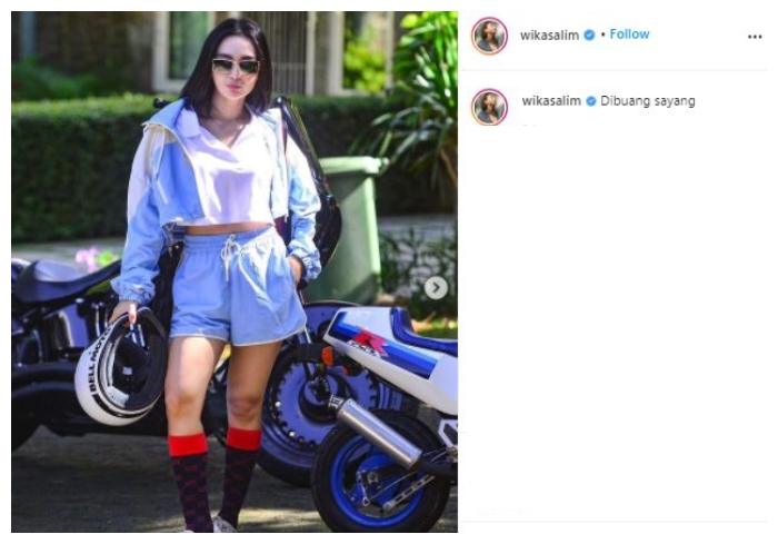 Gaya seksi Wika Salim naik motor mini. (Instagram/@wikasalim)