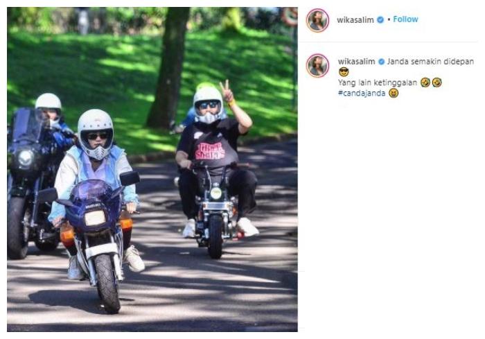 Gaya seksi Wika Salim naik motor mini. (Instagram/@wikasalim)