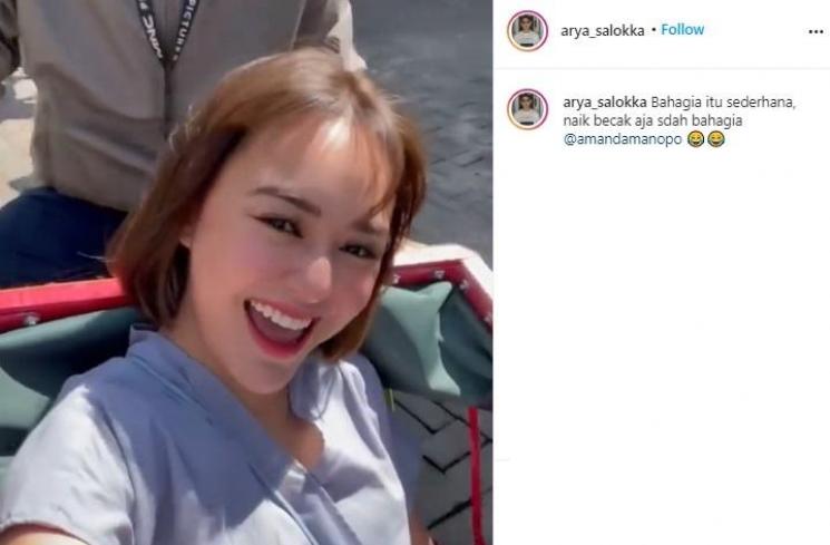 Amanda Manopo naik becak. (Instagram)