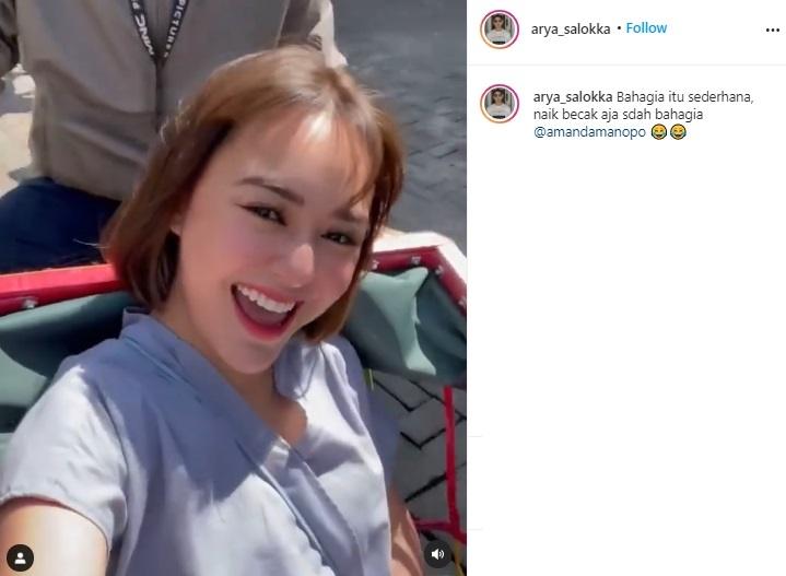 Amanda Manopo naik becak. (Instagram)