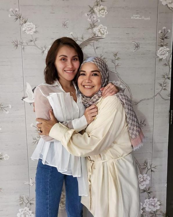 Ayu Ting Ting dan ibunya, Umi Kalsum (Instagram/@mom_ayting92_)
