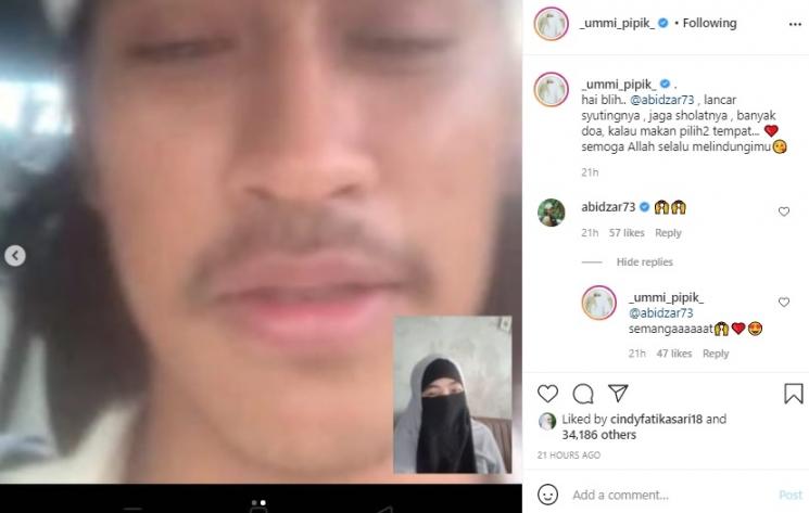 Umi Pipik sedang video call putranya, Abidzar. (Instagram/@_ummi_pipik_)