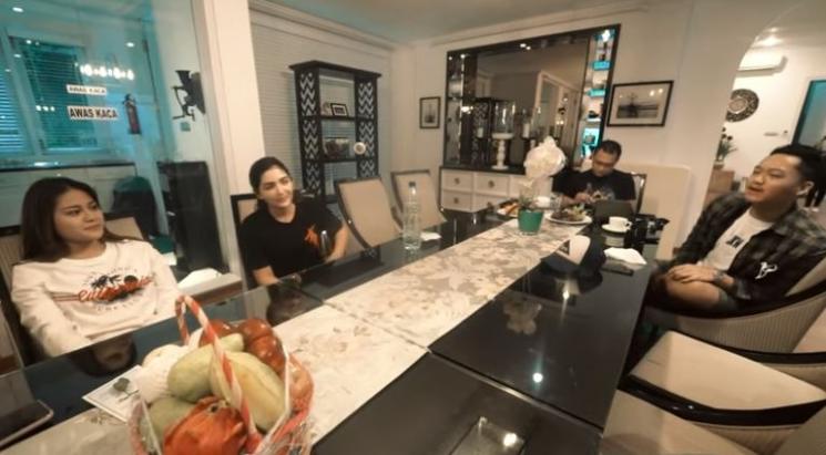 Aurel Hermansyah dipingit sebelum nikah. (Youtube/TheHermansyahA6)
