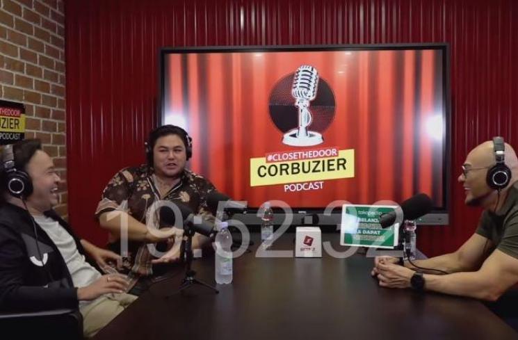 Deddy Corbuzier dimiripin Ozi Syahputra. (Youtube/DeddyCorbuzier)